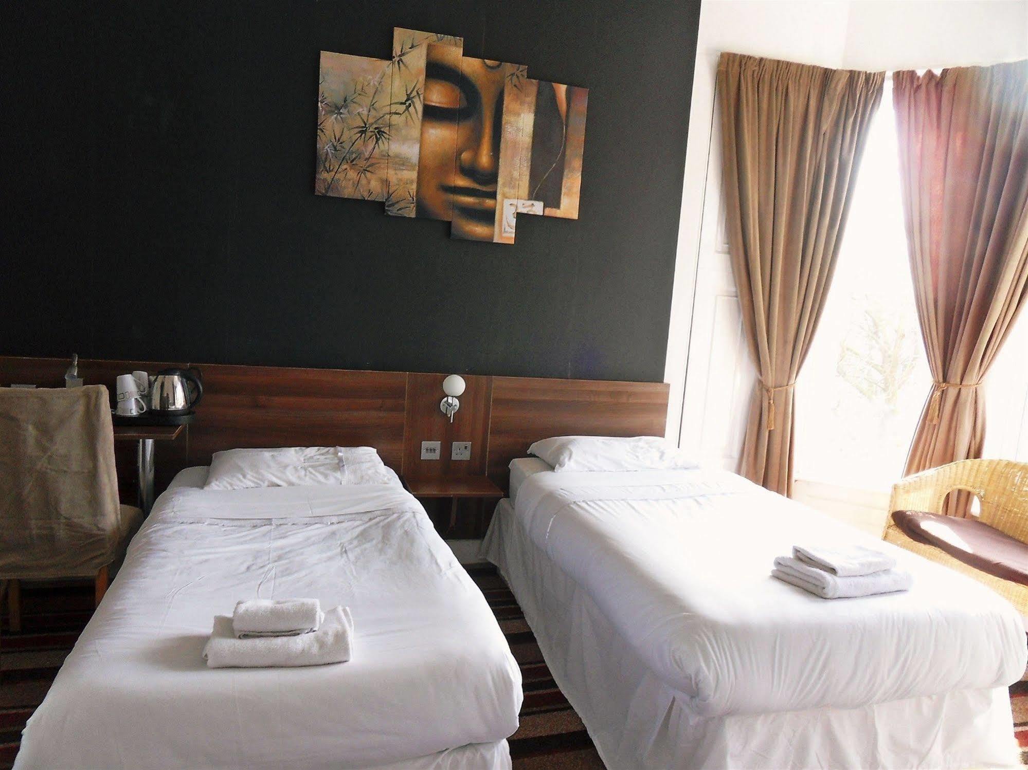 Cherry Blossom Guest House Уитби Экстерьер фото